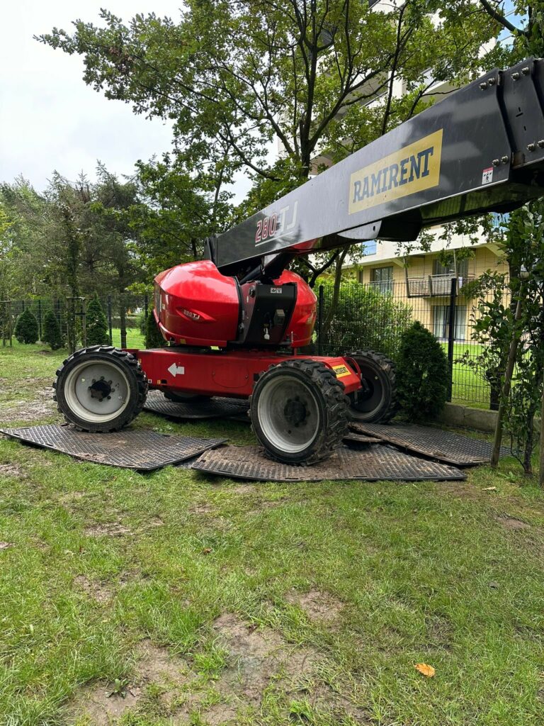 Tymczasowy Parking wykonany z płyt drogowych z PCV ochraniający nawierzchnie